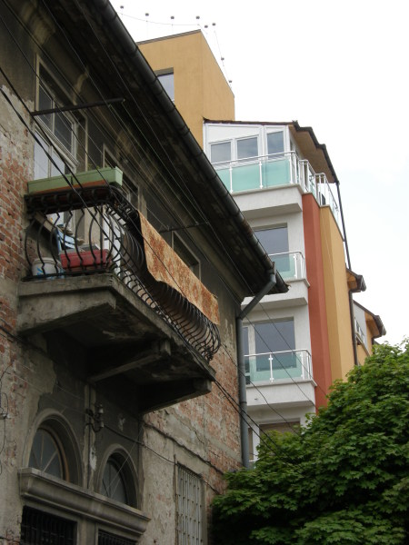 стара и нова сгради в София, с техните балкони