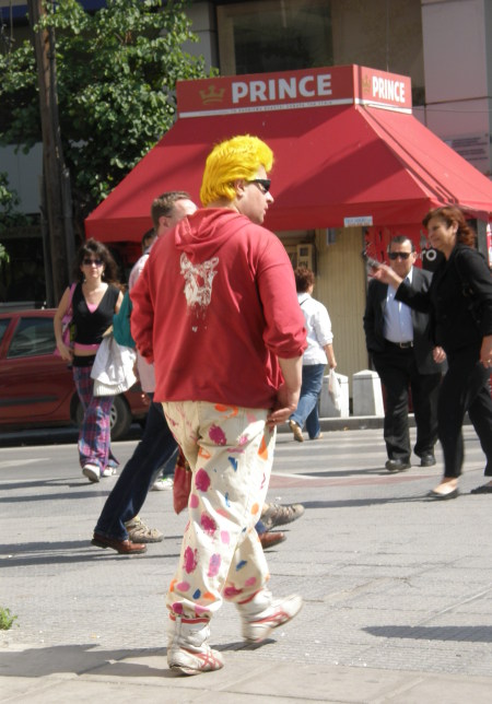 мъж с жълта коса и шарени панталони, надпис Prince