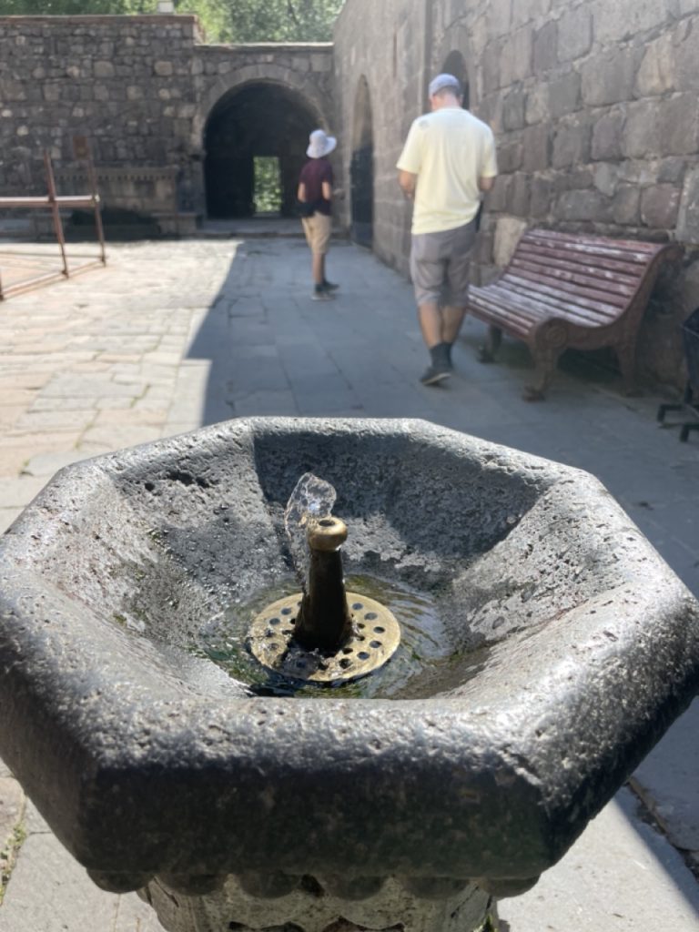 Чешма за вода в двора на храма Герхард