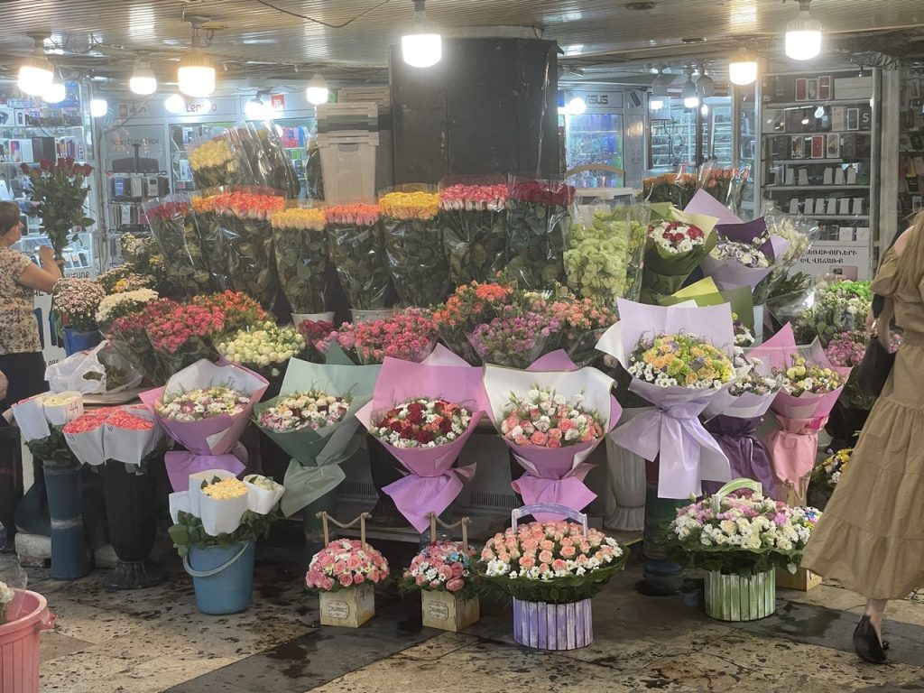 Сергия с цветя в Ереван